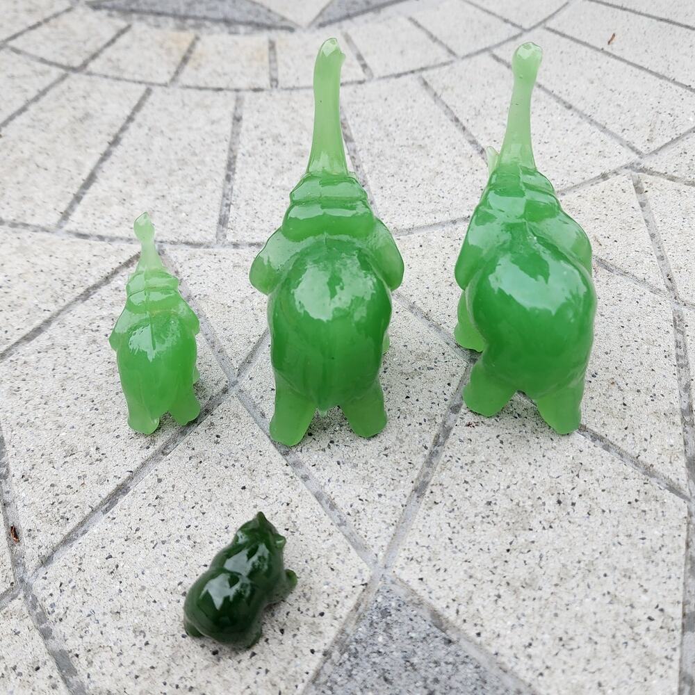 Vintage Green Polished Glass Elephant & Bear Figurine Bundle Lot - Picture 4 of 11